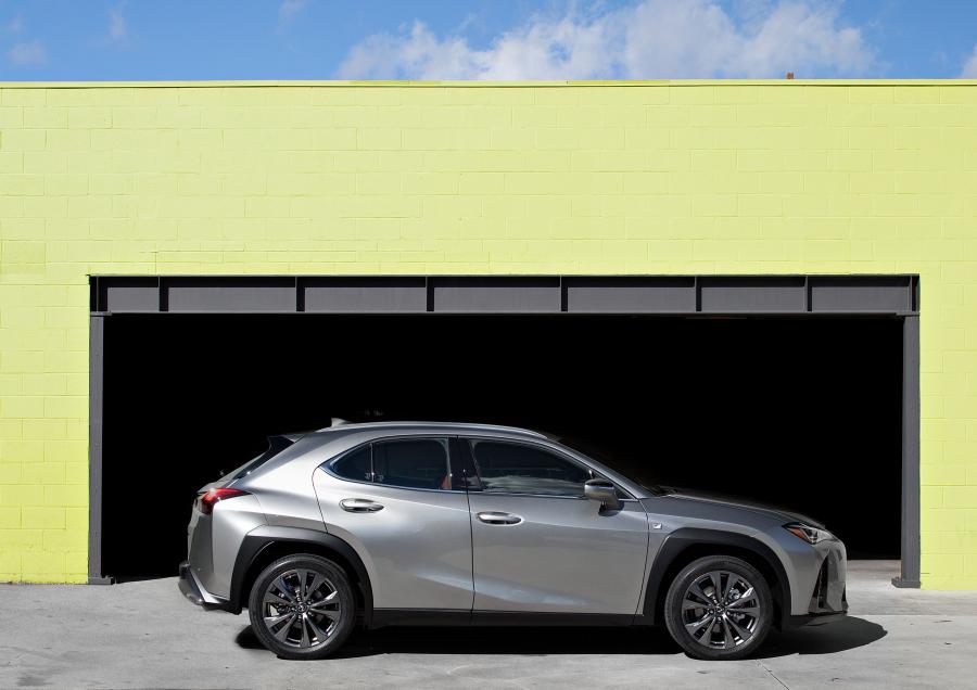  Lexus UX200 F-Sport 2018 года  (NA) (фото 19 из 40)